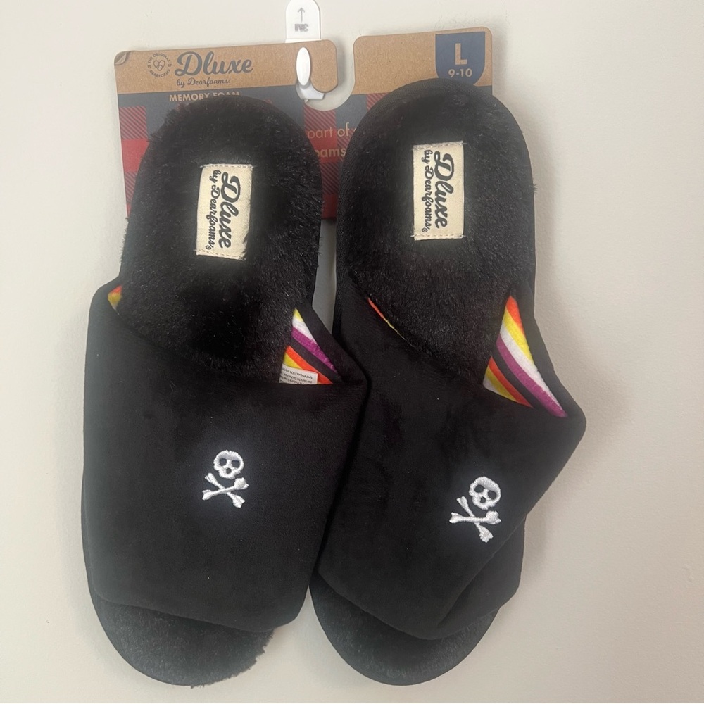 Dluxe Dearfoam Women's Black Skull Slippers
